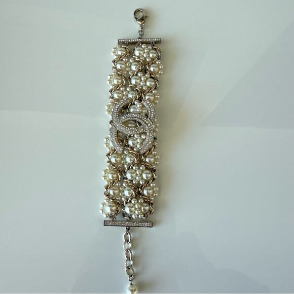 CHANEL large bracelet with pearls Authentic Retail 2200$ - Picture 2 of 10